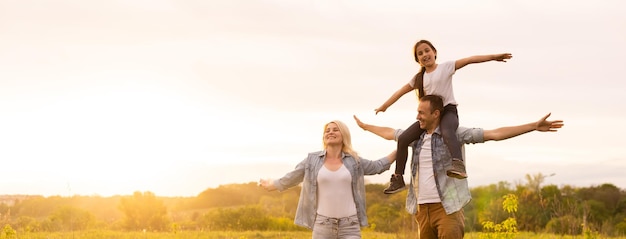 Jovem família feliz em um campo.