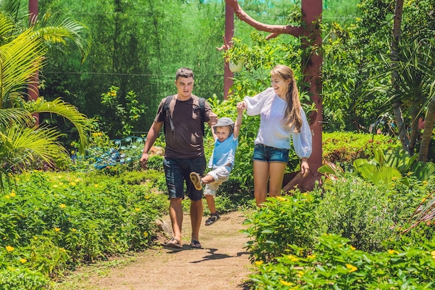 Jovem família feliz passando um tempo ao ar livre em um dia de verão