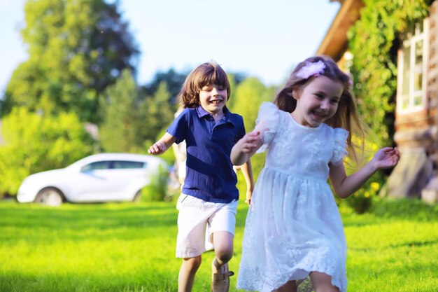 Jovem família grande em uma caminhada matinal de verão Linda mãe com filhos está brincando no parque