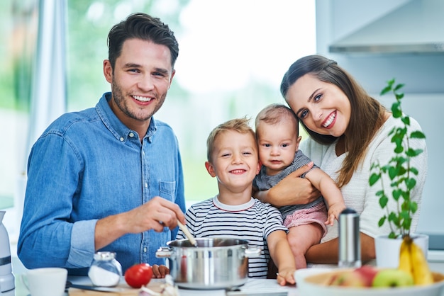 jovem família passando um tempo juntos na cozinha