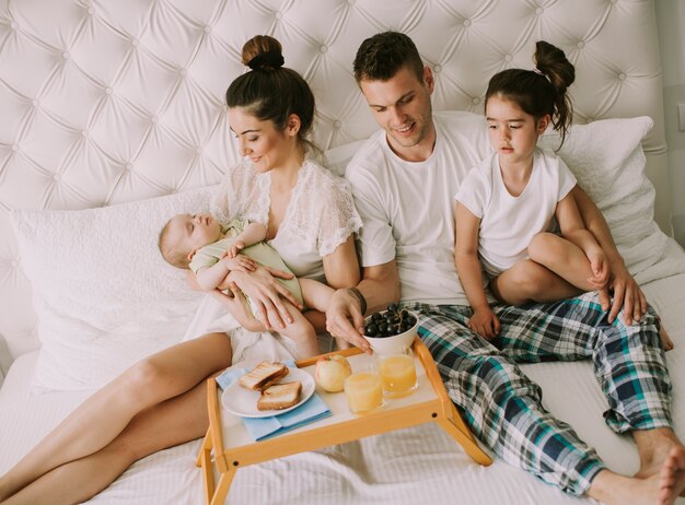 Jovem familly na cama