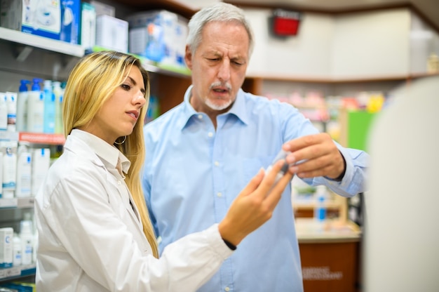 Jovem farmacêutica lidando com um cliente