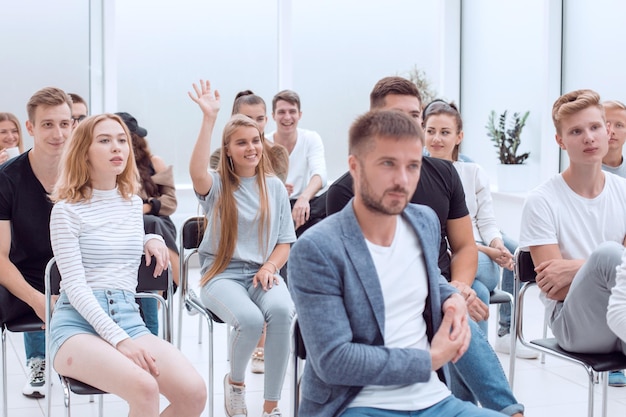 Jovem faz perguntas durante uma palestra sobre negócios e educação