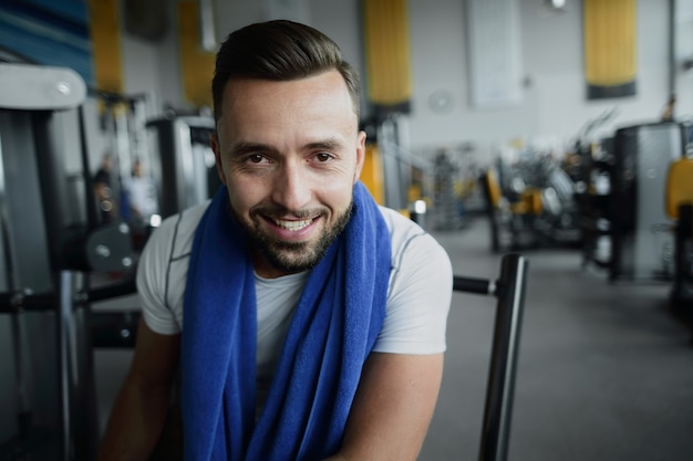 Jovem faz uma pausa entre os exercícios