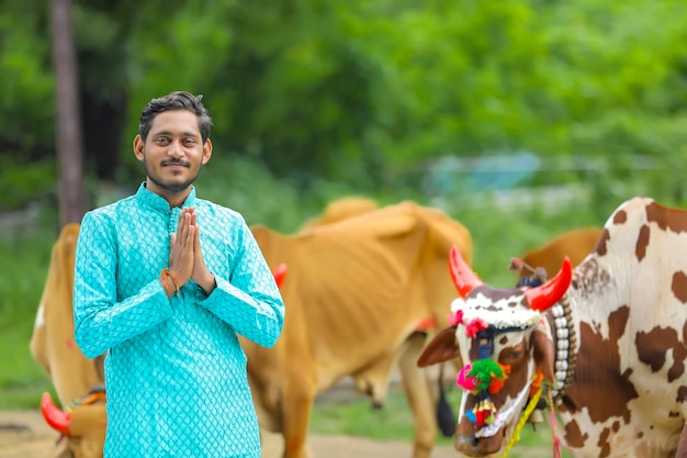 Jovem fazendeiro indiano comemorando festival da pola