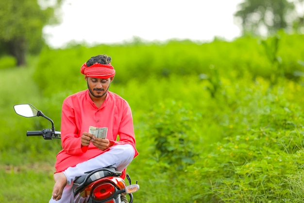 Jovem fazendeiro indiano contando dinheiro