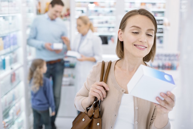 Jovem fazendo compras em uma drogaria