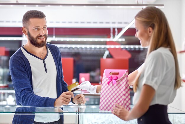 Jovem fazendo compras na joalheria