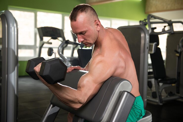 Foto jovem fazendo exercício para bíceps com halteres