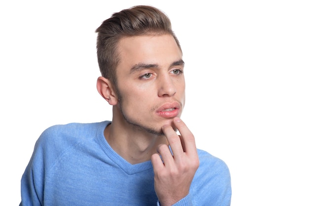 Jovem fazendo expressão facial contra um fundo branco