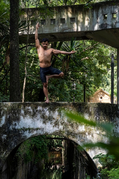 Jovem fazendo ioga ou reiki na floresta vegetação muito verde no méxico guadalajara bosque colom