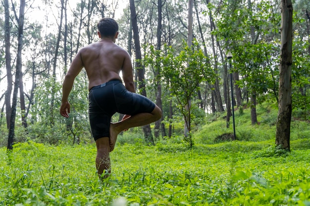 Foto jovem fazendo ioga ou reiki na floresta vegetação muito verde no méxico guadalajara bosque colomos hispânico