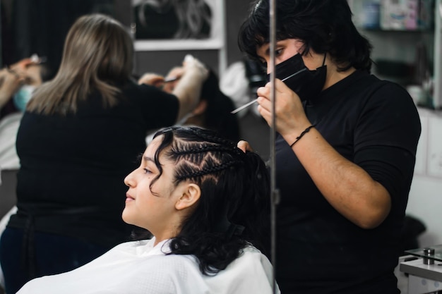 Jovem fazendo maquiagem e cabelo em um spa profissional ou salão de cabeleireiro.