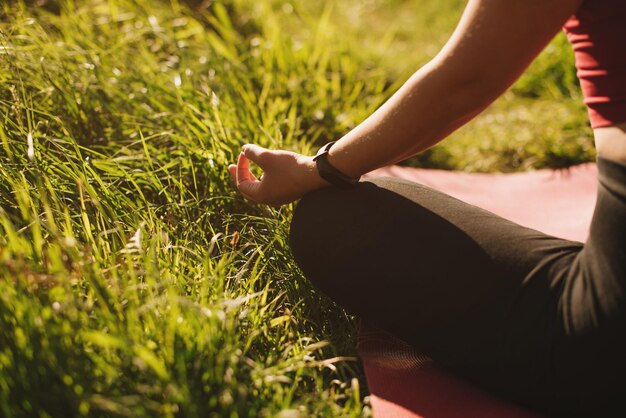 Jovem fazendo meditação de ioga ao ar livre