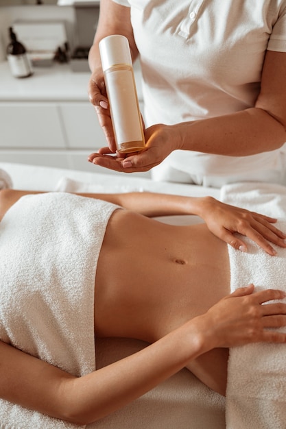 Foto jovem fazendo procedimento de spa em salão de beleza