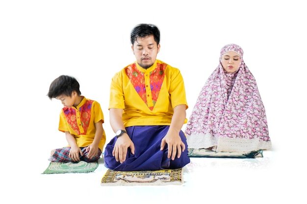 Jovem fazendo Salat com sua família