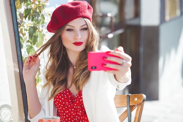 Jovem fazendo selfie ao ar livre