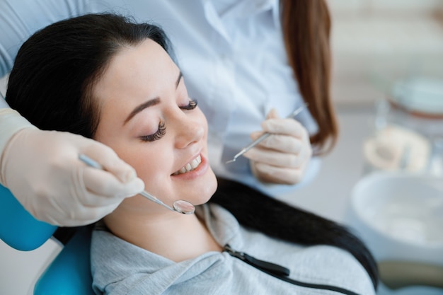 jovem fazendo tratamento odontológico no consultório do dentista