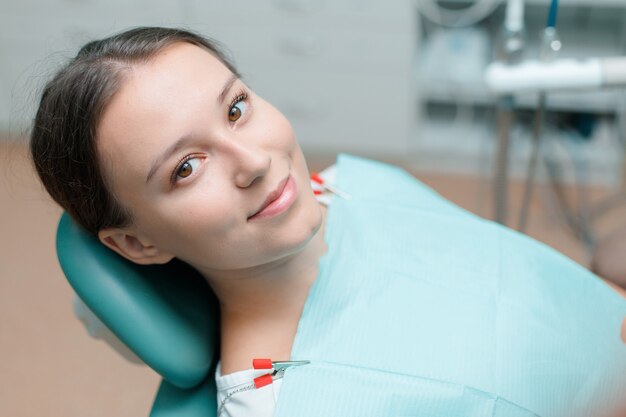 jovem fazendo tratamento odontológico no consultório do dentista