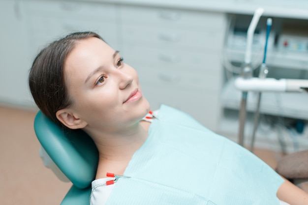 jovem fazendo tratamento odontológico no consultório do dentista