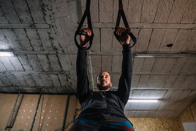 Foto jovem fazendo treinamento de suspensão