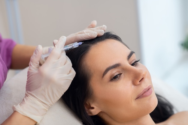 Jovem fazendo um procedimento de mesoterapia