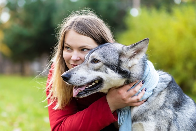 Jovem feliz abraçando um cachorro