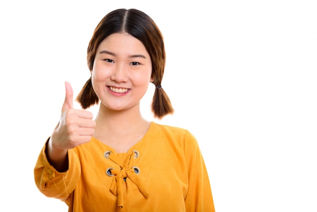 jovem feliz asiática sorrindo enquanto desiste do polegar