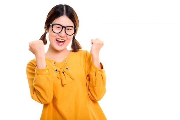 Jovem feliz asiática torcendo com os dois braços levantados