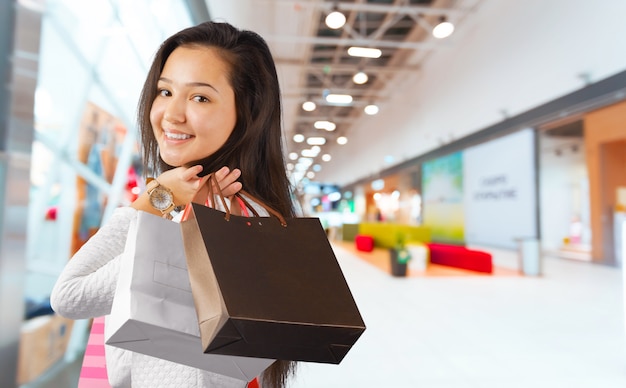 Jovem feliz caucasiana com sacos de compras