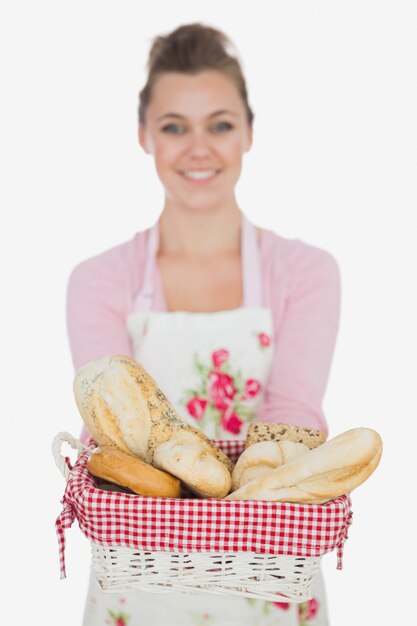 Jovem feliz com cesta de pão