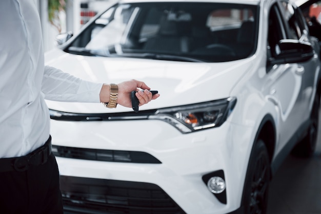 Foto jovem feliz com chaves nas mãos, sorte comprar um carro