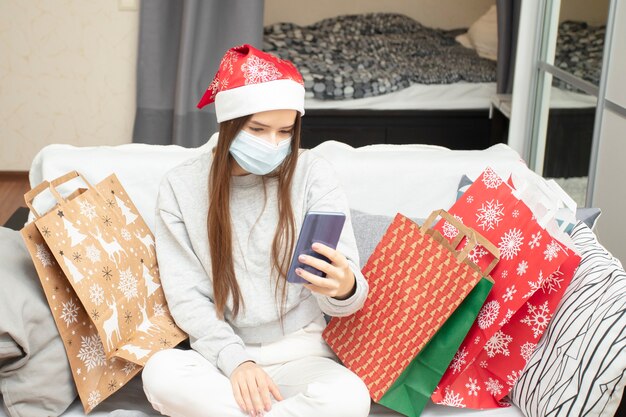 Jovem feliz com presentes de Natal em casa