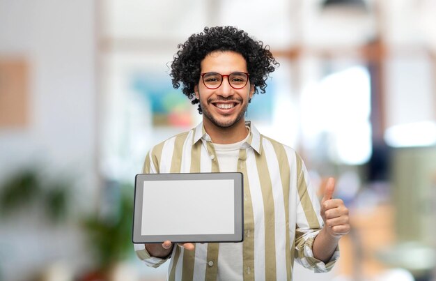 jovem feliz com tablet PC mostrando polegares para cima