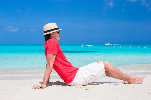 Jovem feliz curtindo as férias de verão na praia tropical