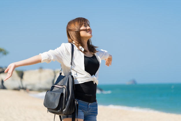 Foto jovem feliz desfrutando de liberdade com as mãos abertas no mar