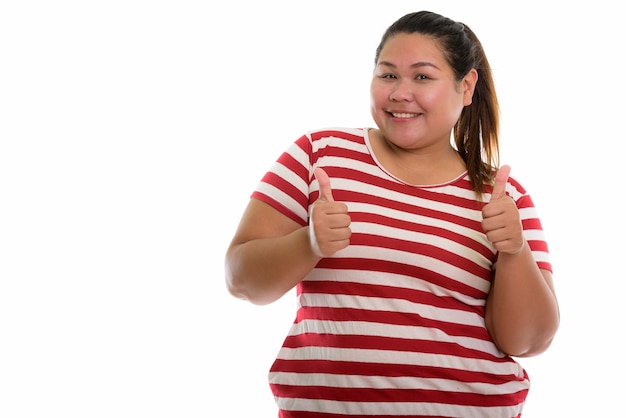 jovem feliz e gorda asiática sorrindo