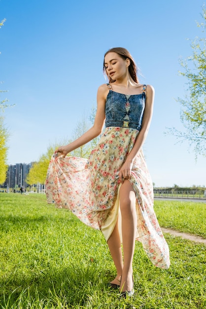 Jovem feliz e livre em vestido longo beleza romântica ao ar livre mulher