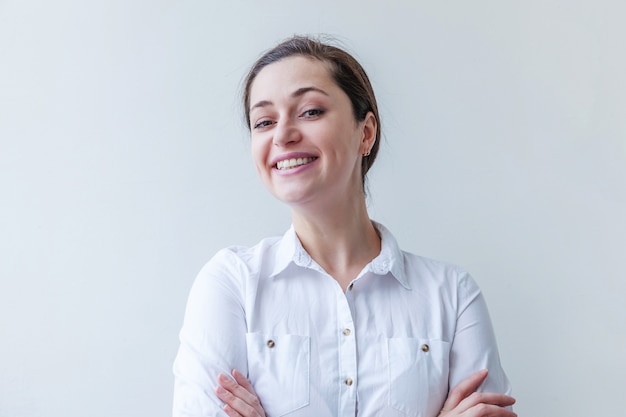 Foto jovem feliz e positiva rindo morena isolada