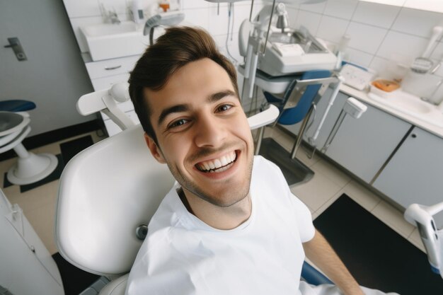 jovem feliz e surpreso expressão em uma clínica de dentista