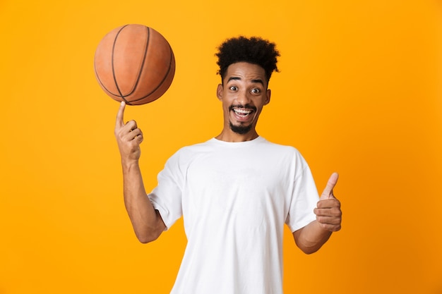 Jovem feliz em pé de camiseta