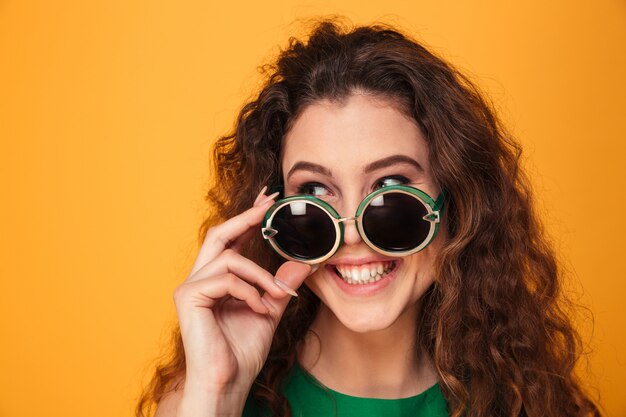 Jovem feliz em pé isolado