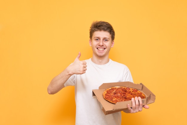 Jovem feliz em um amarelo