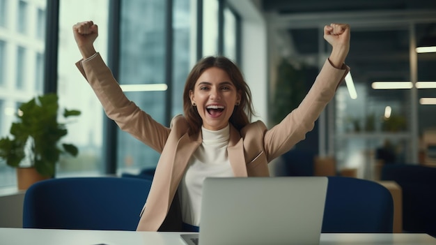 Jovem feliz, entusiasmada, estudante ou empregada, funcionária de escritório, vencedora, usando computador para comemorar.