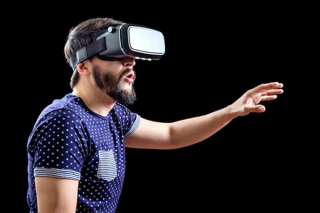 Jovem feliz experimentando realidade virtual