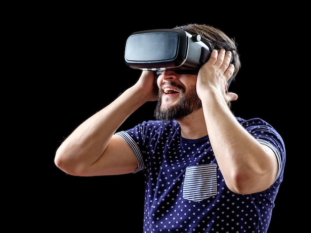 Jovem feliz experimentando realidade virtual