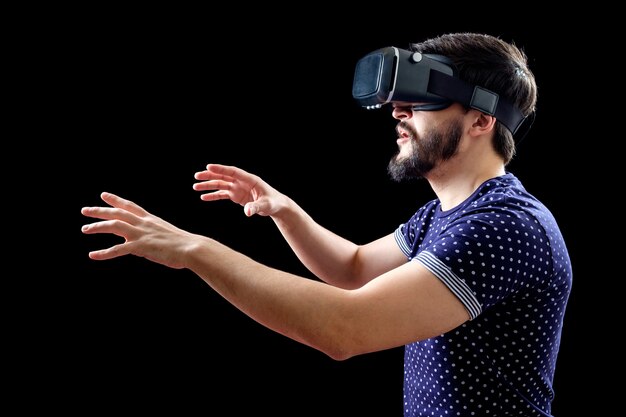 Jovem feliz experimentando realidade virtual