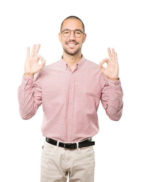 Jovem feliz, fazendo um gesto de meditação