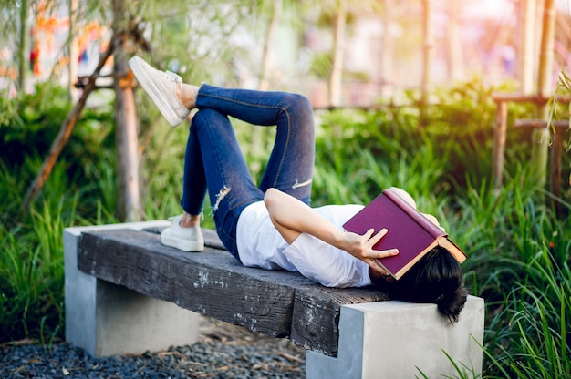 Jovem feliz lendo o livro na natureza