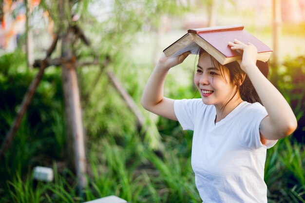 Jovem feliz lendo o livro na natureza